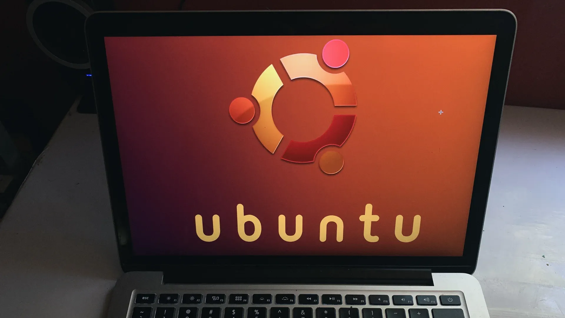 "Ubuntu logosu, veri güvenliği ve yedekleme vurgusu."