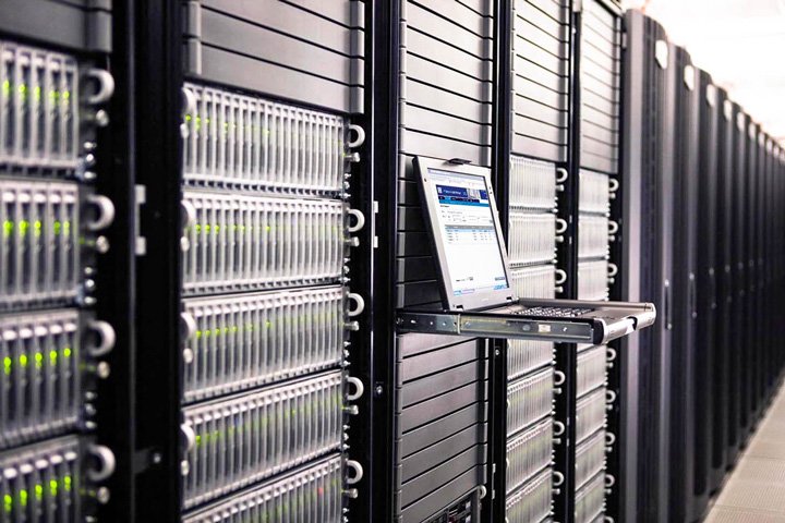 "Cloud hosting ve geleneksel hosting arasındaki farkları temsil eden bir grafik."
